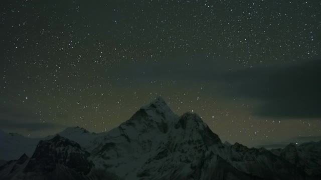 阿玛达布兰山的夜空。尼泊尔的喜马拉雅山脉。间隔拍摄视频素材