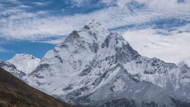 Ama Dablam山。蓝天白云。尼泊尔的喜马拉雅山脉。间隔拍摄视频素材