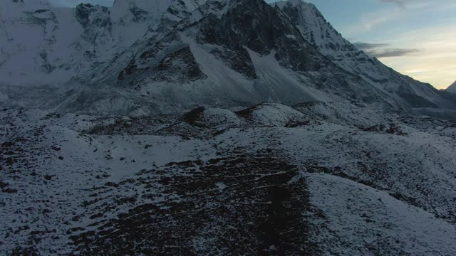 日落时分的阿玛达布兰山。尼泊尔的喜马拉雅山脉。鸟瞰图。无人机横着飞，向上倾斜。揭示拍摄视频素材