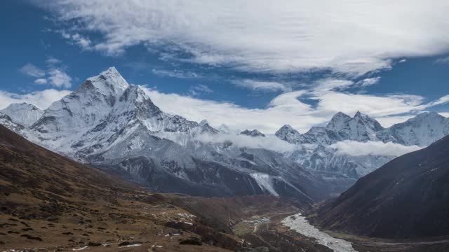 晴天的Ama Dablam, Kangtega和Thamserku山。尼泊尔的喜马拉雅山脉。间隔拍摄视频素材