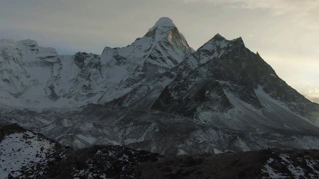 日落时分的阿玛达布兰山。尼泊尔的喜马拉雅山脉。鸟瞰图。无人驾驶飞机飞侧视频素材