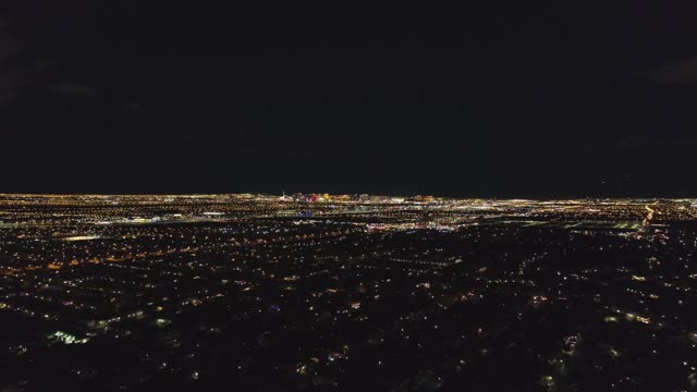 拉斯维加斯夜景。美国内华达州。鸟瞰图。无人驾驶飞机飞向后视频素材