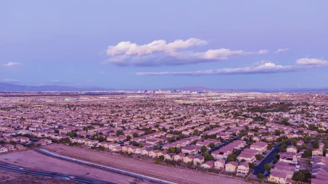 拉斯维加斯日落市景。美国内华达州。空中Hyper Lapse, Time Lapse。无人机横向向上飞行视频素材