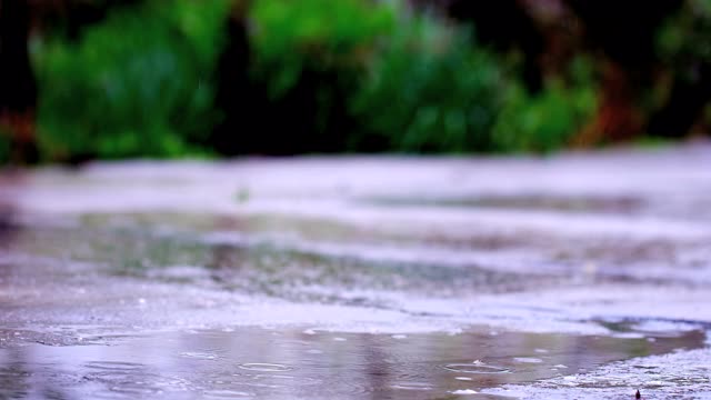 雨滴落在沥青上视频素材