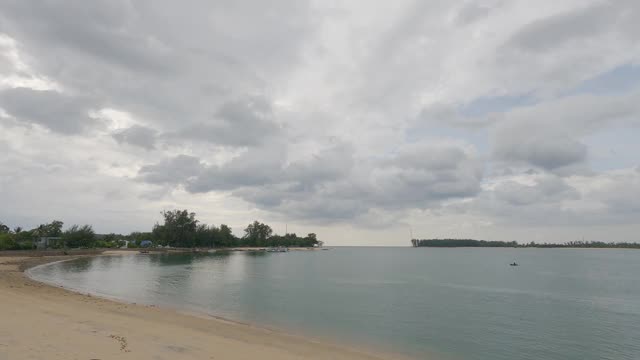 戏剧性的黑色和灰色的雷雨暴风雨云在海面平静的海浪视频素材