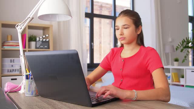 学生女孩用笔记本电脑在家学习视频素材