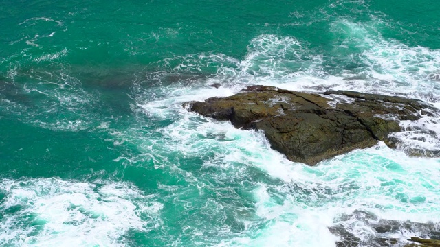 大自然中的海水冲浪视频素材