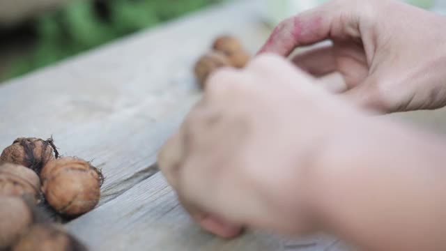 用手捏碎核桃的特写视频下载