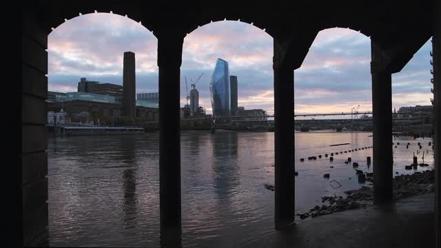 泰特现代美术馆(Tate Modern)和伦敦城市天际线，落潮时泰晤士河海滩上的千禧桥旁，在新冠肺炎大流行封锁期间拍摄视频素材