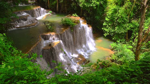 泰国北碧府的怀美卡明瀑布。怀美卡明瀑布四楼“Chatkaew”视频素材