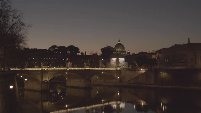 罗马维托里奥·埃马努埃莱二世大桥的夜景视频素材