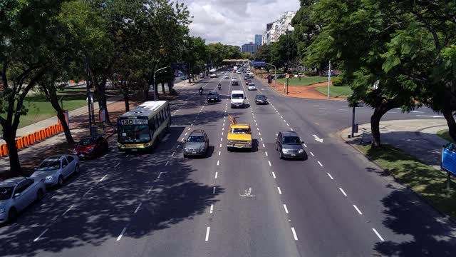 阿根廷布宜诺斯艾利斯高速公路上的汽车高角度视图。视频素材