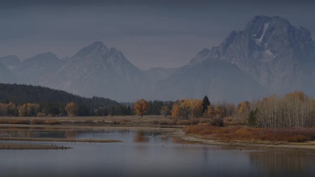 在秋天河弯附近的山脉风景的平移镜头/大提顿国家公园，怀俄明州，美国视频素材