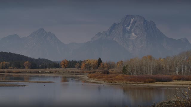 美国怀俄明州大提顿国家公园，秋天河流弯曲附近的山脉风景视频素材