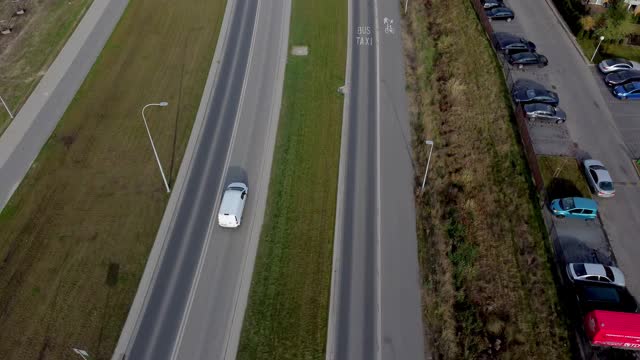 城市中的道路，出租汽车和公共汽车的单独车道视频素材