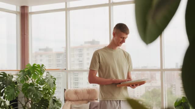 男性瑜伽教练的肖像视频素材