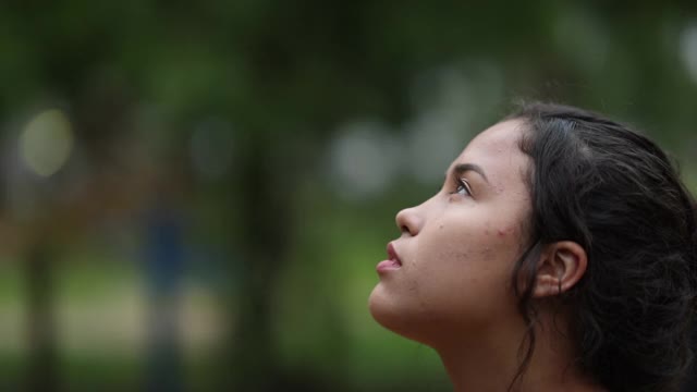 在大自然中闭上眼睛沉思的西班牙女孩。沉思的拉丁年轻女子闭上了眼睛视频素材