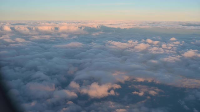 飞机在日落上空飞行，天空自然背景云与美丽的阳光视频素材