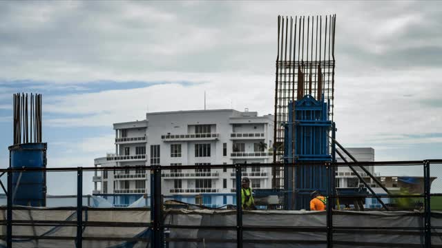 在佛罗里达州迈阿密，建筑工人在起重机的帮助下通过滑动模板建造核心内部结构，然后浇筑混凝土，使柱子成为一个用4k拍摄的空中时间推移视频素材