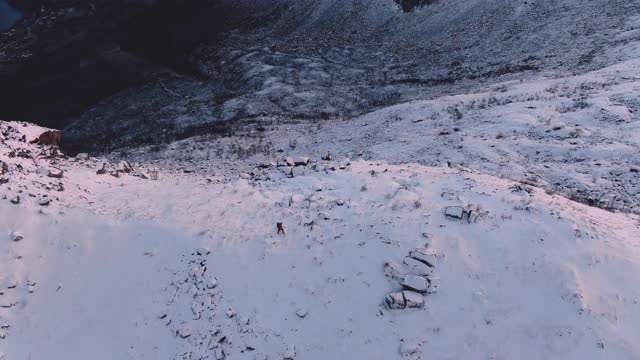 雪山上徒步者的无人机视频素材