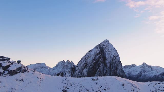 无人机从山脊到山谷的徒步旅行者视频素材