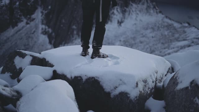 徒步旅行者在雪山上看风景视频素材