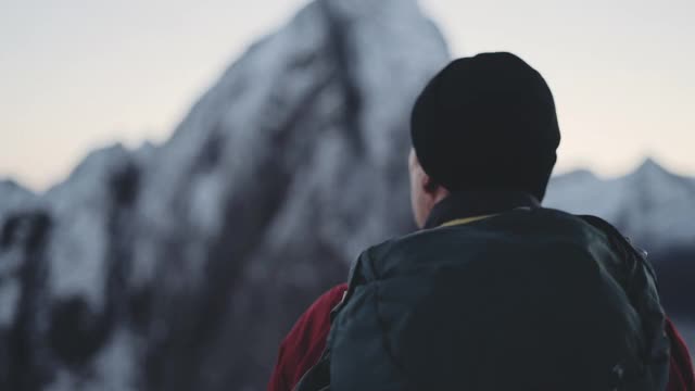 成熟的徒步旅行者在看雪景视频素材