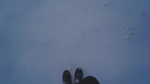 徒步旅行者在雪地里行走视频素材