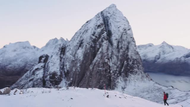 无人机飞越在山脊上行走的徒步旅行者视频素材