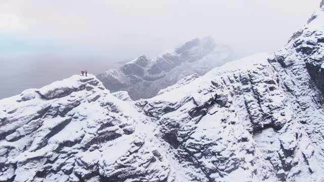 无人机飞越迷雾山峰视频素材