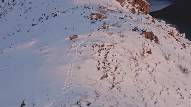 徒步旅行者在雪山斜坡上行走视频素材