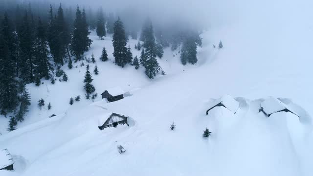 山顶上白雪覆盖的小屋视频素材