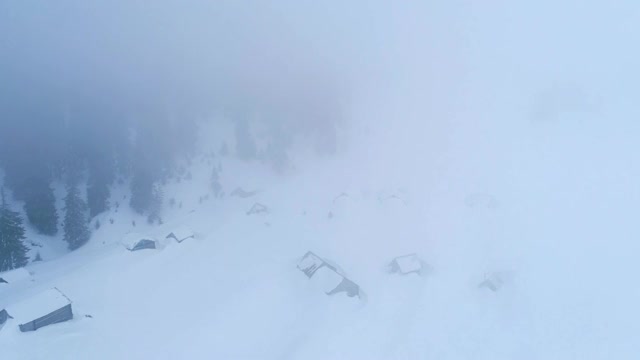 山顶上白雪覆盖的小屋视频素材