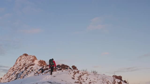 一名男子在雪山上徒步旅行视频素材