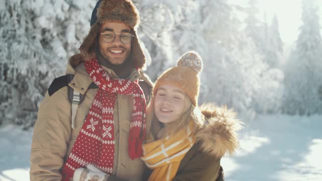 雪域森林里一对快乐的年轻夫妇的肖像视频素材