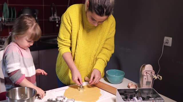 妈妈和女儿在家里做饼干视频素材