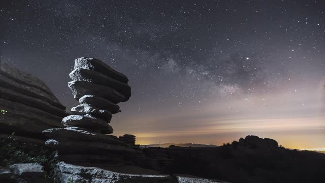 夜间石头形成对移动的银河的时间流逝视频下载