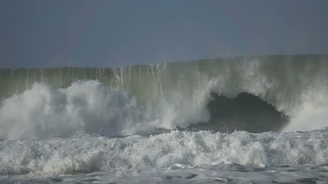 大浪溅起狂风暴雨的海洋视频素材