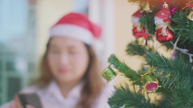 美丽的女人在圣诞节视频聊天视频素材