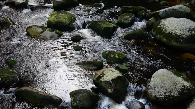 巨石间湍急的河流。视频下载