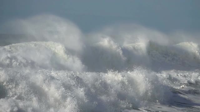 海浪，浪花，暴风雨的海洋视频素材