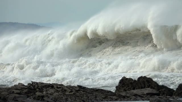 极端的海浪冲击海岸视频素材