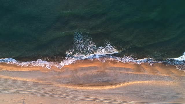 鸟瞰清澈的绿松石大海和波浪视频素材