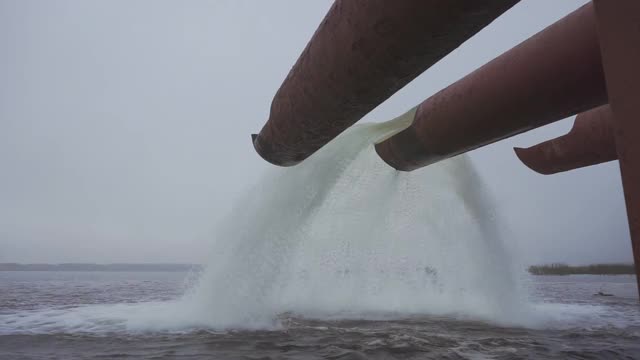 水被泵入运河视频素材