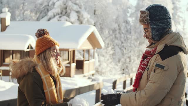 一对浪漫的情侣在公园里抛雪欢笑视频素材