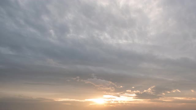 在黑暗的天空中，风暴云与阳光一起移动的视频时间流逝视频素材