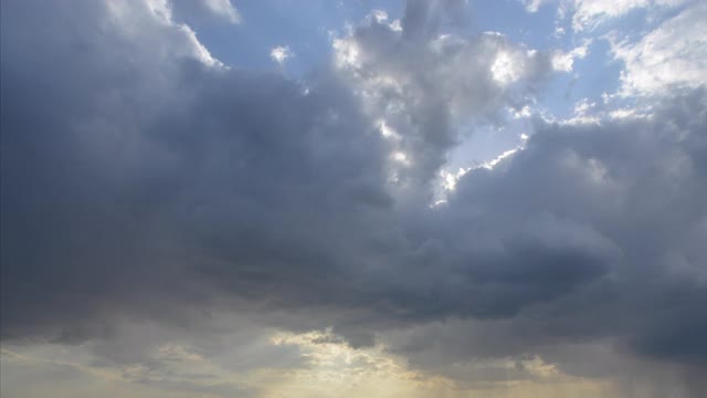 视频时间流逝的云移动与太阳照耀在蓝天视频素材