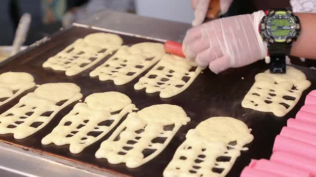 泰国煎饼配香肠，泰国甜品街头小吃视频素材