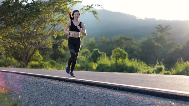 慢镜头美女在公园里锻炼，跑步，慢跑视频素材