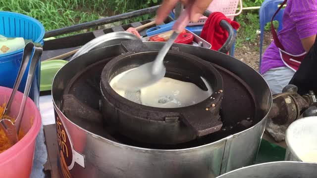 用平底锅煮泰国椰子煎饼(Khanom thang taek)视频素材